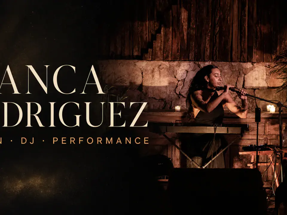 Bianca Rodríguez en una presentación musical en vivo