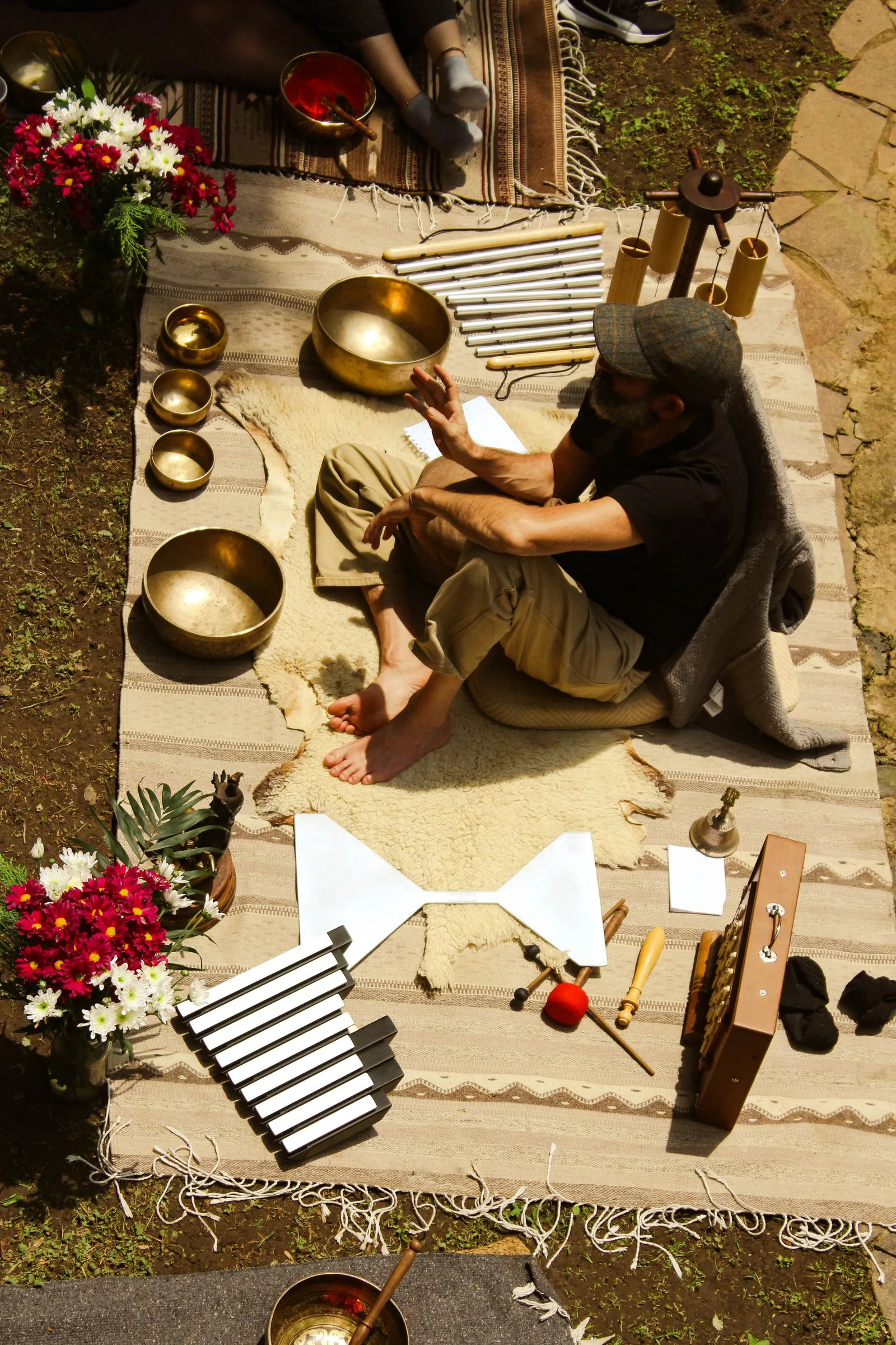 Sesión al aire libre con cuencos e instrumentos sonoros